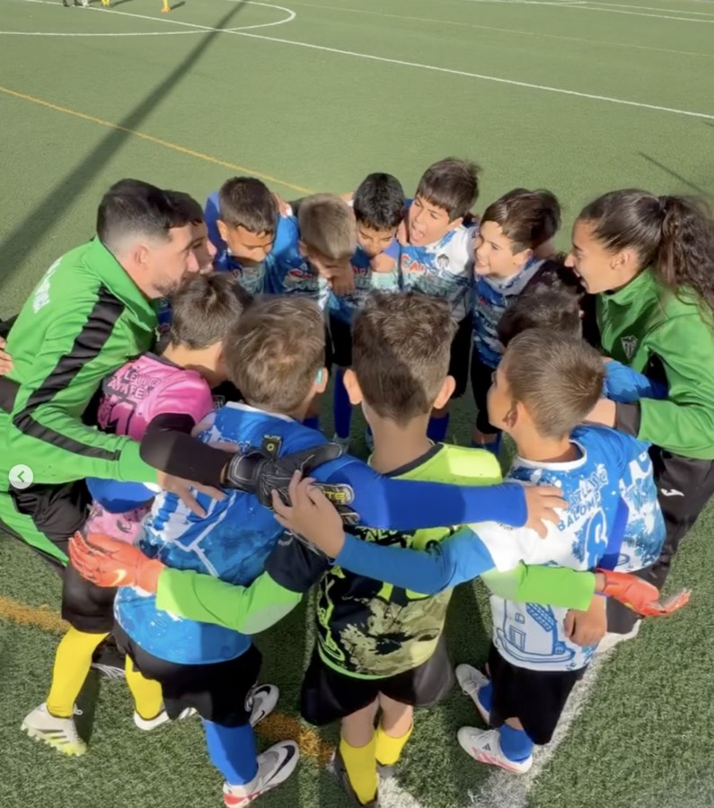 Los Benjamines del Atlético Balompédica hacen piña con su cuerpo técnico antes de un partido