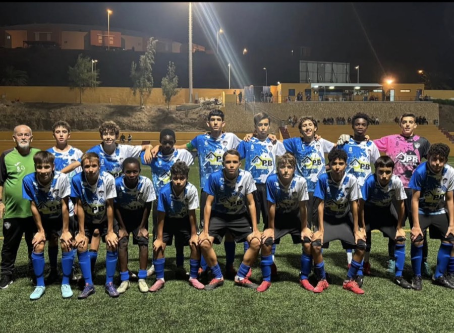 El Campo de Tiscamanita iluminado durante un partido nocturno del Cadete