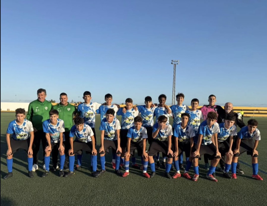 El Cadete con la equipación del club, donde lucen los logotipos de los patrocinadores